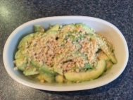 Slaai (avocado & peanut salad)